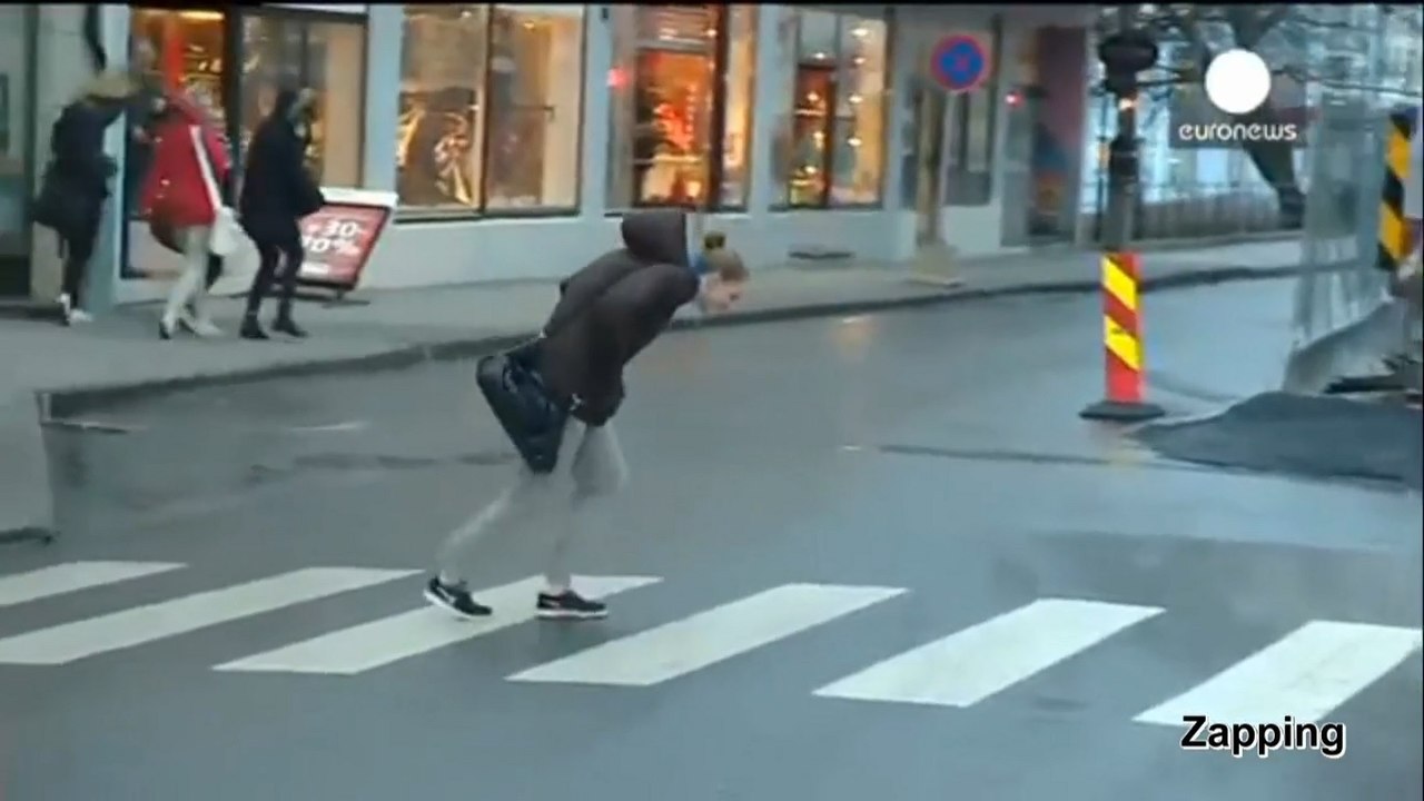 En Norvège, un vent violent fait reculer les passants !