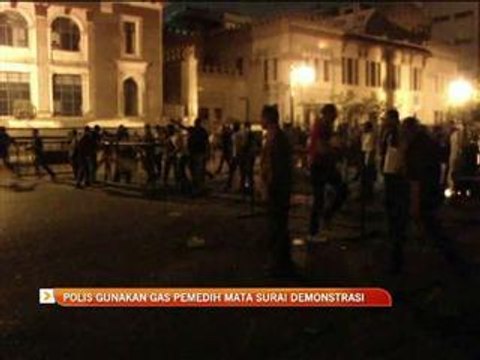 Polis guna gas pemedih mata surai demonstrasi