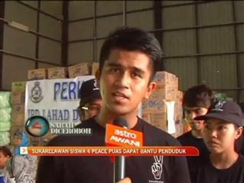 Sukarelawan siswa 4 Peace bantu penduduk