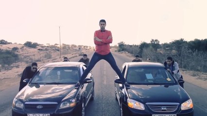 Des Palestiniens parodient le grand écart de Jean-Claude Van Damme pour dénoncer leurs conditions de vie