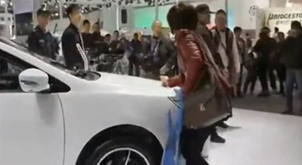Elle raye une voiture de luxe pour obliger son mari à l'acheter