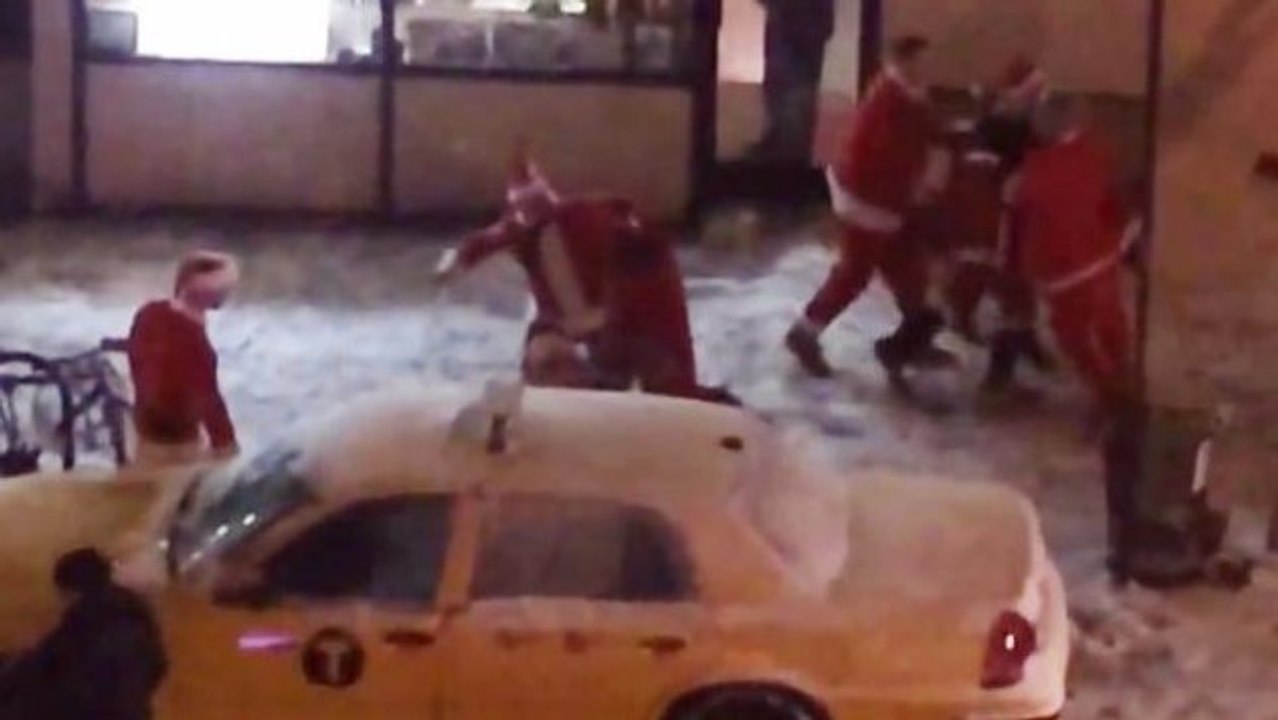 Une bagarre de Pères Noël ivres éclate en plein New York