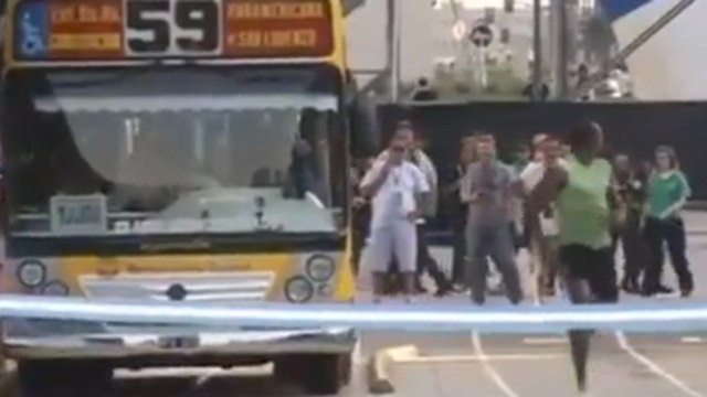 Usain Bolt fait un 100 mètres contre un bus !