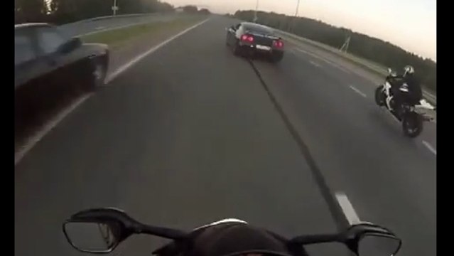 Une incroyable course départ arrêté entre une Nissan GTR et deux motos