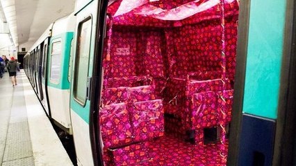 Une rame de la ligne 8 du métro de Paris recouverte de papier cadeau pour Noël