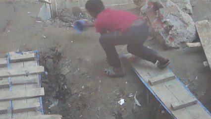 Victime d'une blague, cet enfant essaye désespérément d'attraper un rayon laser