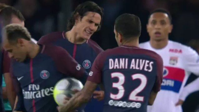 Dani Alves donne une raison bidon sur l'embrouille entre Cavani et Neymar