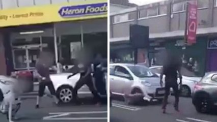 Une bagarre de rue tourne au K.O avec un homme qui se la joue Bruce Lee