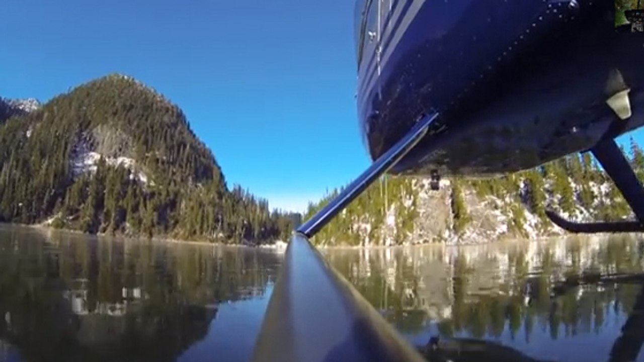 Canada : Ce pilote d'hélicoptère s'amuse à glisser sur un lac gelé !