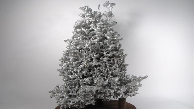 Il verse de l'aluminium liquide dans une fourmilière pour créer des sculptures étonnantes