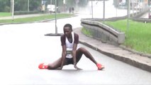 Une marathonienne en pleine détresse à seulement 800 mètres de la victoire