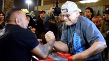 À 72 ans, ce mec détruit tout le monde au bras de fer !