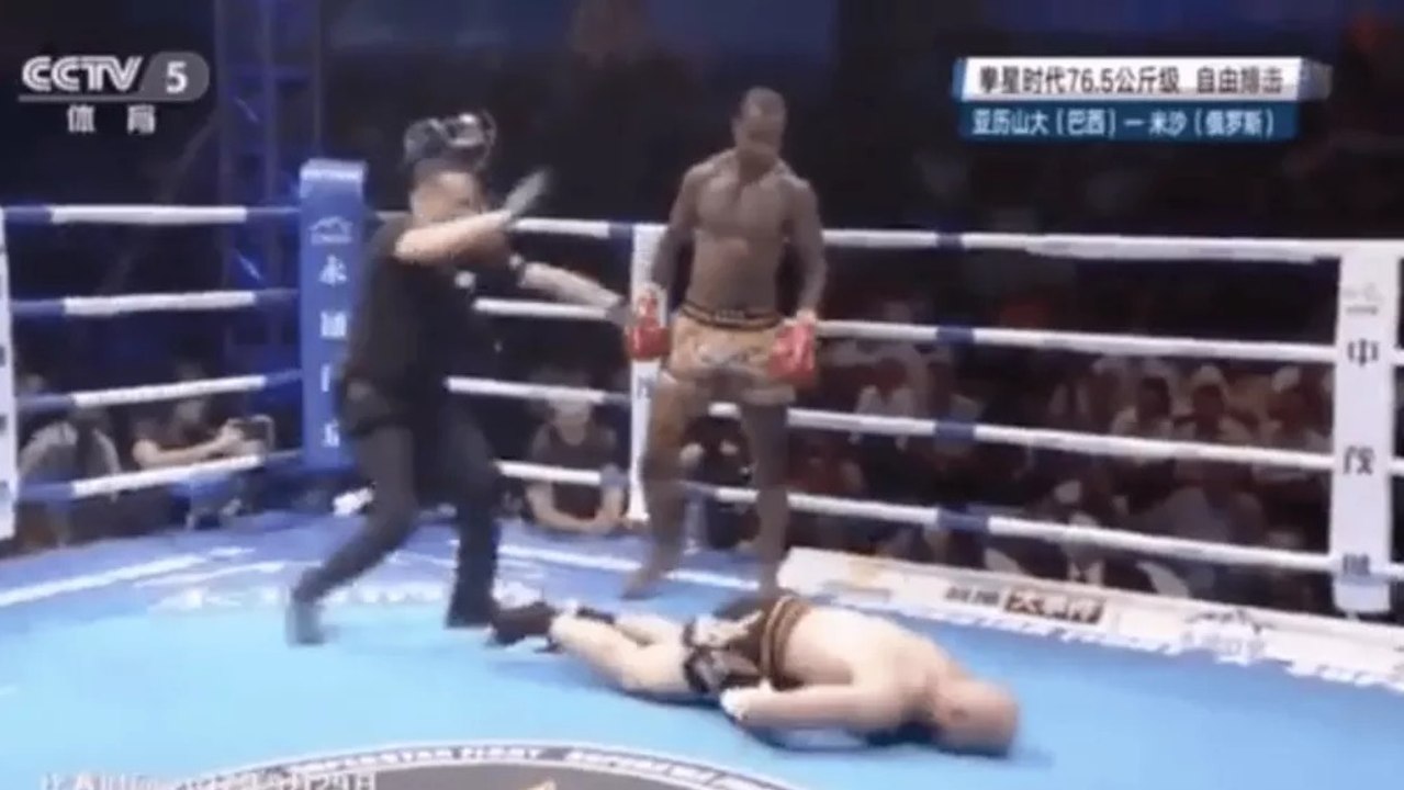 Cosmo Alexandre signe l'un des KO de l'année ! L'enchaînement de folie...