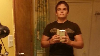 Après avoir fait un selfie dans sa salle de bain, cet adolescent est imité par sa famille