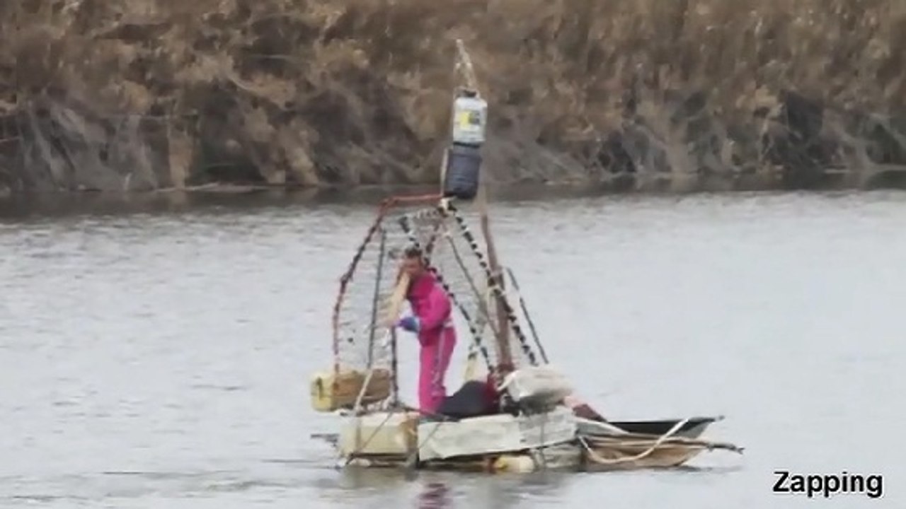 Des gendarmes empêchent un réfugié russe de partir pour les Etats-Unis à bord d'un radeau