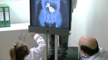 Caméra cachée : Ces enfants pensent qu'un poussin est présent dans le ventre d'un médecin