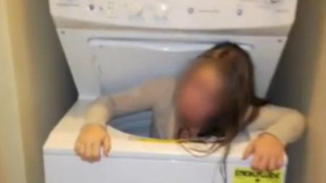 Elle reste coincée 1h30 dans sa machine à laver en jouant à cache-cache