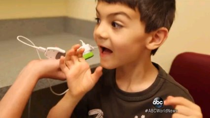La réaction émouvante de Carson Rubin, 5 ans, qui entend pour la première fois grâce à des implants