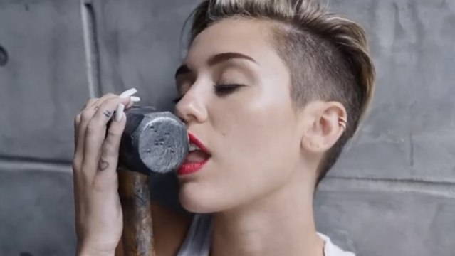 Miley Cyrus et Britney Spears : Jugées trop provocantes par le CSA, elles sont interdites d'antenne avant 22h