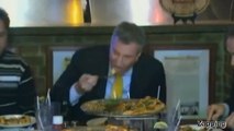 Le maire de New-York fait scandale en mangeant sa pizza avec des couverts