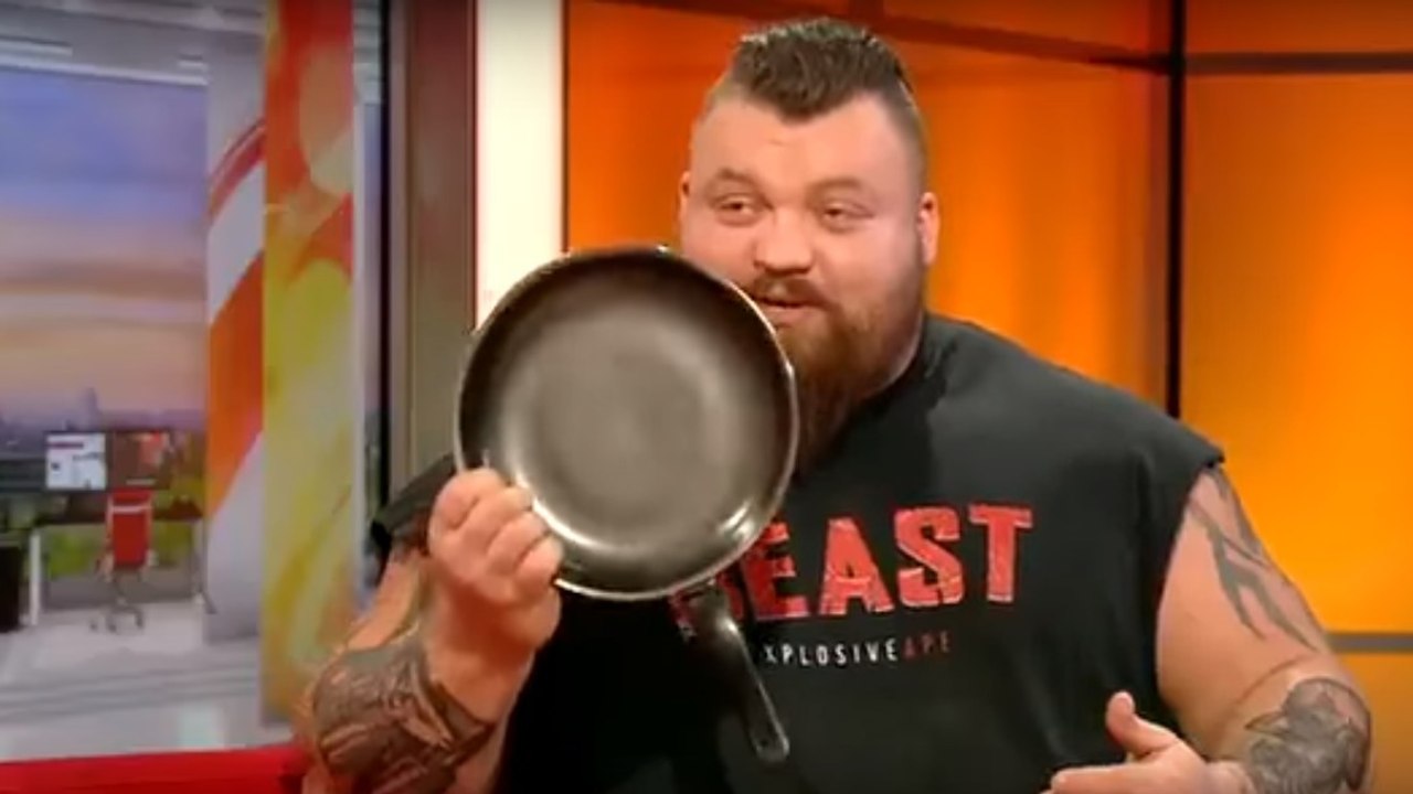 Regardez ce que Eddie "The Beast" Hall est capable de faire avec une poêle