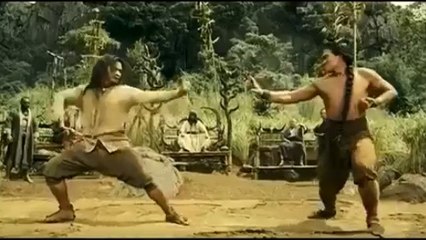 Tony Jaa face à 3 adversaires dans Ong Bak 2