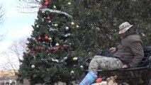 Caméra cachée : Des SDF se retrouvent couverts de cadeaux par les lutins du Père Noël