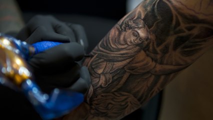 Tatoueur, Peter van der Helm propose à ses clients de faire don de leur peau tatouée après leur mort