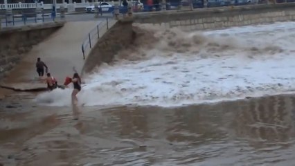 Emportée par une énorme vague, cette femme s'en sort miraculeusement