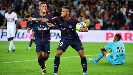 Amiens - PSG : Neymar célèbre avec sa chaussure sur la tête