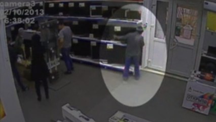 Il vole une télévision en seulement quelques secondes !