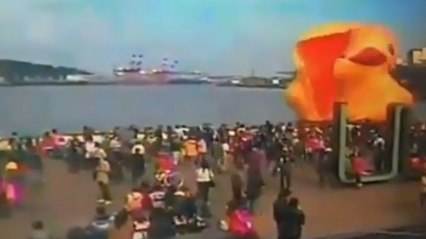 Le canard géant qui faisait le tour du monde explose à quelques heures du Nouvel An