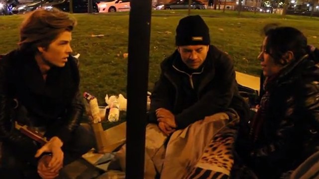 Gautier Préaux, l'ancien candidat de Secret Story 7 distribue de la soupe aux SDF pour Noël