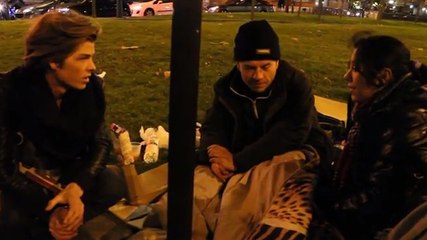 Gautier Préaux, l'ancien candidat de Secret Story 7 distribue de la soupe aux SDF pour Noël