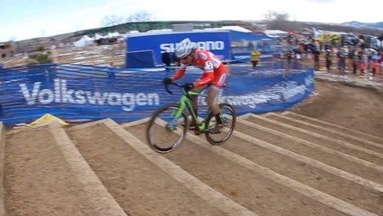 Découvrez l'incroyable technique de Cody Kaiser pour monter des marches à vélo sans pédaler