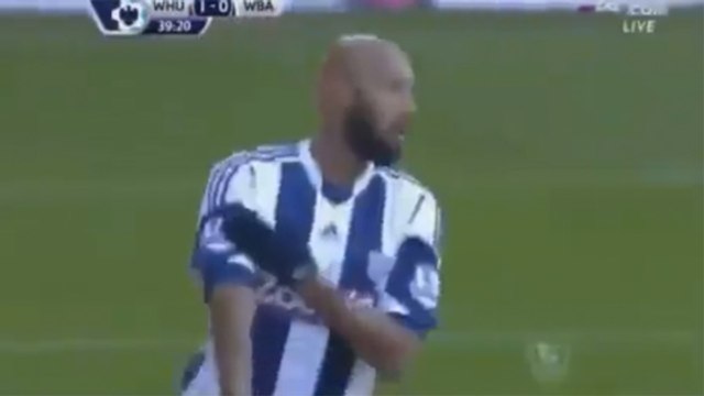 Pour célébrer un but, Nicolas Anelka effectue une quenelle à la Dieudonné