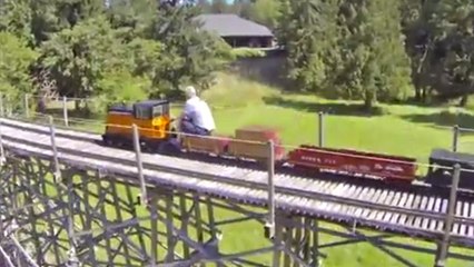 Il construit un  train miniature autour de sa maison !