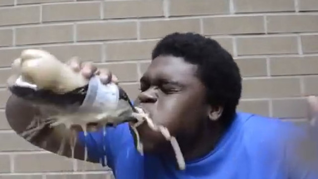 Cet homme fait l'expérience de boire du soda avec des Mentos dans la bouche