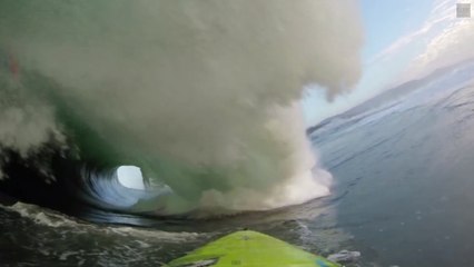 Le surfeur Mark Healey se filme alors qu'il se fait engloutir par une énorme vague !