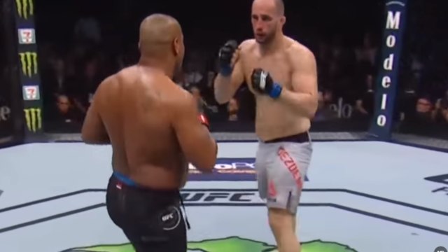 Daniel Cormier conserve sa ceinture en battant Volkan Oezdemir au deuxième round par TKO