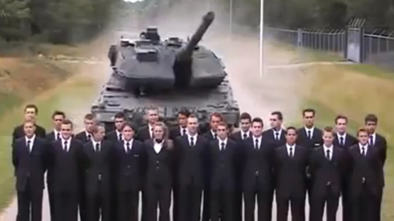 Un char lancé à pleine vitesse fait un freinage d'urgence devant un groupe de personnes !
