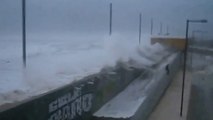 Portugal : Cet homme se fait balayer par une énorme vague