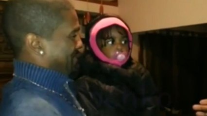 La réaction étonnée d'une petite fille qui découvre le frère jumeau de son père