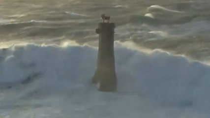 Les images impressionnantes de l'île de Sein submergée par les vagues