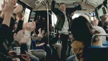 Macklemore et Ryan Lewis mettent une ambiance de folie en chantant dans un bus de New York