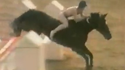 N'ayant pas le bon costume, il participe à un concours de cheval entièrement nu