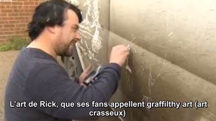Il réalise de superbes œuvres d'art en dessinant sur des voitures sales