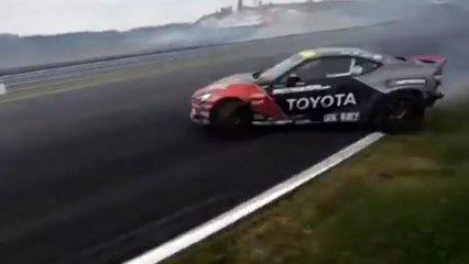 Il fait un incroyable dérapage à 220 km/h dans un virage