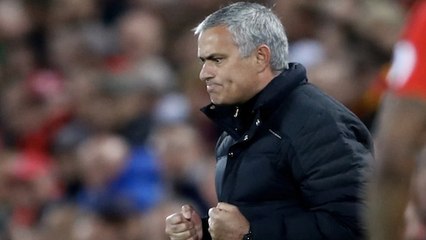Piégé par des journalistes, José Mourinho dédicace un maillot qu'il n'aurait jamais osé porter !