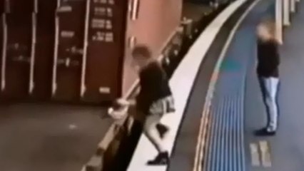 Elle tente de sauter sur un train en marche et finit sur les rails